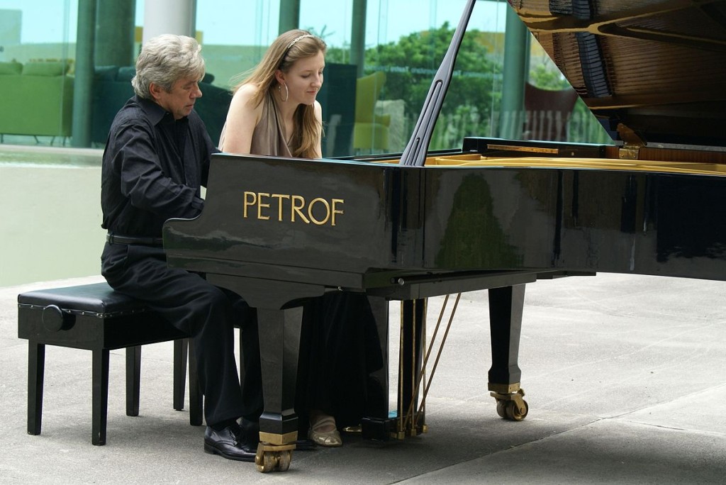 Il duo si è formato nel 2003 con la collaborazione dell'Università di Colima e di Petrof Pianos del Messico. Dal 2008 entrambi i pianisti rappresentano ufficialmente la Petrof Pianoforti in tutto il mondo.
