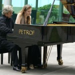 Foto del Duo Petrof. Il duo si è formato nel 2003 con la collaborazione dell'Università di Colima e di Petrof Pianos del Messico. Dal 2008 entrambi i pianisti rappresentano ufficialmente la Petrof Pianoforti in tutto il mondo.