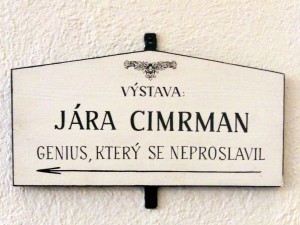 L’insegna della mostra su Jára Cimrman “il genio che non divenne famoso” / The signboard of the exhibition on Jára Cimrman, “the genius that didn’t become famous”