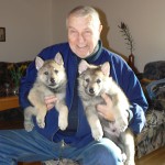 Il colonnello Karel Hartl con due cuccioli di Clc / The Colonel Karel Hartl with two CsV puppies - © Monika Soukupová