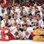 La nazionale ceca posa con l’oro olimpico conquistato a Nagano, nel 1998 / The Czech national team showing the Olympic gold medals won in Nagano, in 1998