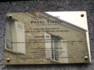 La targa dedicata a Pavel Tigrid al suo indirizzo di Héricy, nei pressi di Parigi / The plate dedicated to Pavel Tigrid at his address in Héricy, near Paris
