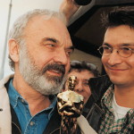 Zdeněk e Jan Svěrák con la statuetta dell’Oscar per il film “Kolya” / Zdeněk and Jan Svěrák holding the Oscar award for their film “Kolya © Biograf Jan Svěrák