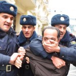 La polizia azera arresta un attivista durante una manifestazione per la libertà d'espressione a Baku, nel 2011 / Azerbaijani police arresting an activist during a demonstration for freedom of expression in Baku, 2011 © Institute for Reporters' Freedom And Safety