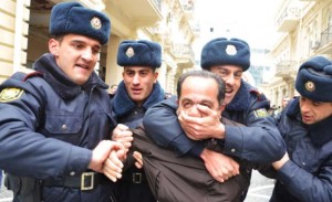 La polizia azera arresta un attivista durante una manifestazione per la libertà d'espressione a Baku, nel 2011 / Azerbaijani police arresting an activist during a demonstration for freedom of expression in Baku, 2011 © Institute for Reporters' Freedom And Safety