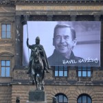 Un poster per Václav Havel sulla facciata del Museo nazionale, nel 25esimo anniversario della Rivoluzione di Velluto, il 17 novembre 2014 / A poster for Václav Havel on the National Museum, on the 25th anniversary of the Velvet Revolution, 17 November 2014