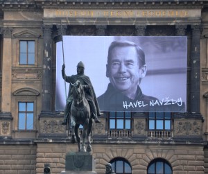 Un poster per Václav Havel sulla facciata del Museo nazionale, nel 25esimo anniversario della Rivoluzione di Velluto, il 17 novembre 2014 / A poster for Václav Havel on the National Museum, on the 25th anniversary of the Velvet Revolution, 17 November 2014