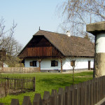 Un’antica chalupa al museo all’aperto di Přerov nad Labem / Old Bohemian House in open air museum in Přerov nad Labem © Petr Vilgus, Wikipedia