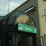 Le due stazioni della funicolare a Petřín e Nebozízek / Petřín and Nebozízek stations of Petřín funicular. © Aktron, Wikimedia Commons