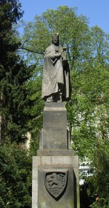 Una statua di Carlo IV, opera di Otakar Švec, ancora presente a Karlovy Vary / A statue of Charles IV, made by Otakar Švec, still present in Karlovy Vary