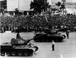 Carri armati cecoslovacchi T-34 sfilano a L’Avana negli anni Sessanta / Czech tanks T-34 in a military parade, in Havana during the '60s