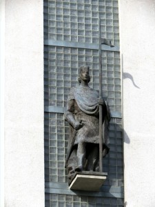La statua in bronzo di San Venceslao realizzata da Jan Roith su disegno originale di Bedřich Stefan / The bronze statue of St Wenceslas created by Jan Roith based on Bedřich Stefan’s design