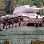 Il carro armato sovietico dipinto di rosa nel 1991 / The Soviet tank painted pink in 1991
