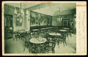 Il Café Slavia in una cartolina degli anni ‘20, ai tempi della Prima Repubblica / Café Slavia in a postcard from the 20s, at the time of the First Republic