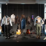 Le giacche e altri oggetti di vari gruppi musicali degli anni ‘90 / Some jackets and other objects belonging to various musical groups of the 90s © Archiv Moravské galerie v Brně