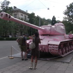 Il carro armato rosa di David Černý in piazza Komenský a Brno / David Černý’s pink tank in Komenský Square, Brno