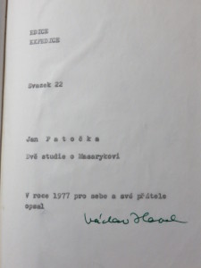 Un volume di studi su Masaryk scritto nel 1977 da Jan Patočka (“Per sè e per i propri amici”) e firmato da Václav Havel / A volume of studies on Masaryk written by Jan Patočka in 1977 (“For himself and his friends”) and signed by Václav Havel