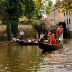 Gondole veneziane attraversano il Canale del Diavolo a Praga / Venetian gondolas taking a cruise through the Devil’s Channel in Prague © Navalis.cz