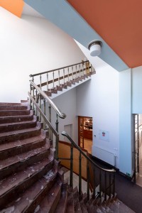 La scalinata di marmo con le colonne e i corrimani di pregio / The marble staircase with its precious balustrades and banisters © East Bohemia Film Office