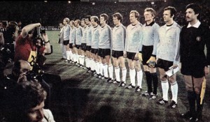 La formazione della Germania Ovest in campo per la finale dei campionati europei del 1976 / The West Germany national team before the 1976 European Championship final © Wikipedia