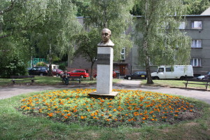 La statua di Pablo Neruda nei Giardini di Hus, a Praga Smíchov / Pablo Neruda statue in Hus Gardens, in Prague Smíchov © Kenih, Wikimedia