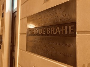 La targa dedicata a Tycho Brahe sulla casa “Al Grifone d’oro” / The plate dedicated to Tycho Brahe on the house “The Golden Griffon”