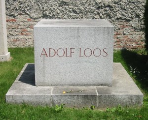 La tomba di Adolf Loos al Cimitero centrale di Vienna / Adolf Loos’s grave at Vienna Central Cemetery © CC-BY-SA-2.5, Invisigoth67, Wikimedia