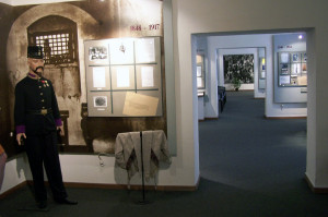 L’esposizione museale all’interno del carcere di Pankrác / The museum exposition located inside the Pankrác prison © CC-BY-SA 3.0 Nadkachna, Wikimedia