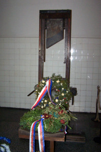 La ghigliottina utilizzata durante la Seconda Guerra Mondiale / The guillotine used during the Second World War © CC-BY-SA 3.0 Nadkachna, Wikimedia
