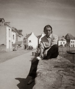 Toyen in una foto scattatale in Francia da André Breton negli anni ‘50 / Toyen during the 1950s in a photo taken by André Breton